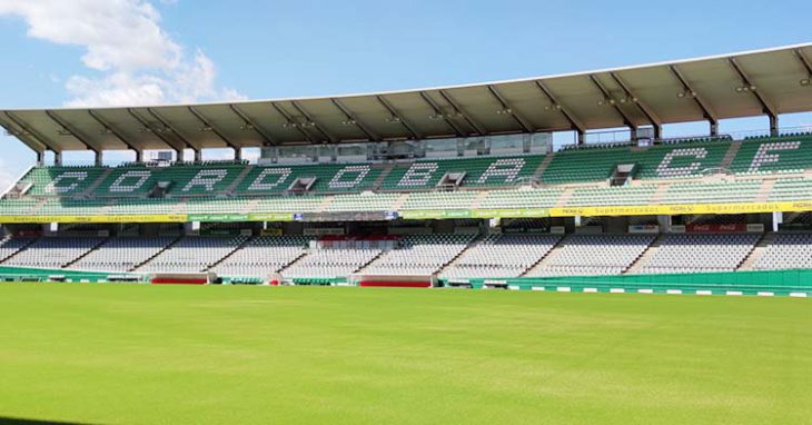 La tribuna de El Arcángel con el nuevo césped sembrado de cara al inicio liguero.