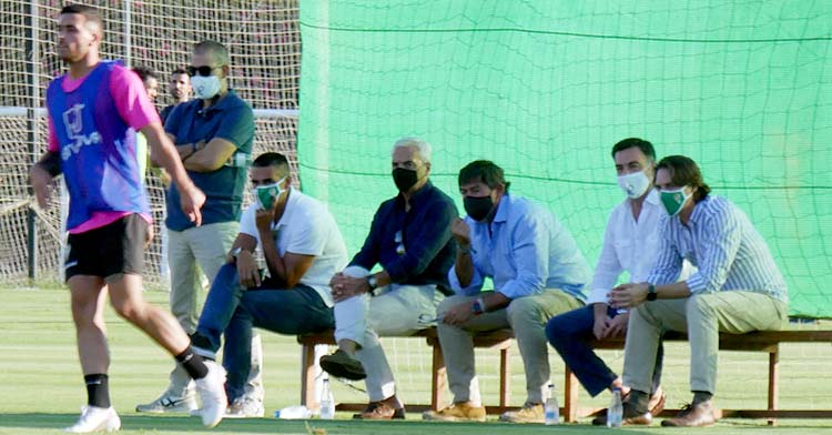 La dirección deportiva y parte del consejo de administración del Córdoba siguiendo la evolución del equipo en Montecastillo.