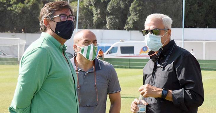 Miguel Valenzuela, Juan Sabas y Javier González Calvo sobre el verde de El Pozuelo en Torremolinos.