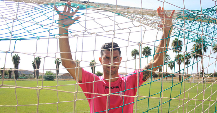 Willy posando para la cámara de Cordobadepote.com entre las mallas de una portería en la Ciudad Deportiva.Willy posando para la cámara de Cordobadepote.com entre las mallas de una portería en la Ciudad Deportiva.