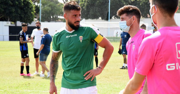 Xavi Molina charla al acabar el partido con Javi Flores. Foto: CCF