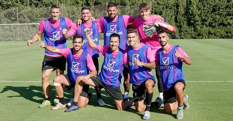Xavi Molina, en el centro de la imagen en la parte superior, con el equipo ganador del mini torneo jugado entre la plantilla.