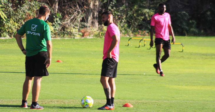 Xavi Molina departiendo con Javi Poveda y Djak Traoré al fondo.