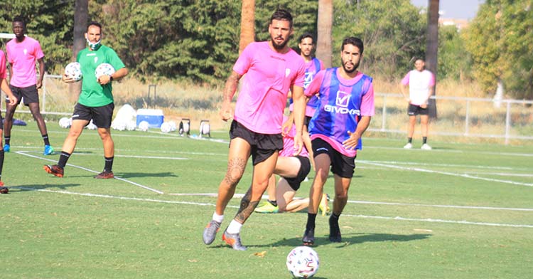 Xavi Molina busca el balón ante Fran Núñez en la vuelta a los entrenamientos de la plantilla a la Ciudad Deportiva.