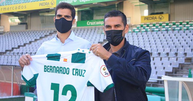 Bernardo Cruz mostrando su nueva elástica blanquiverde junto a Juanito.