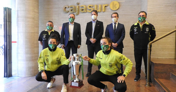 Lihuén e Inma Sojo con la Copa de Andalucía y representantes del club y de la Fundación Cajasur
