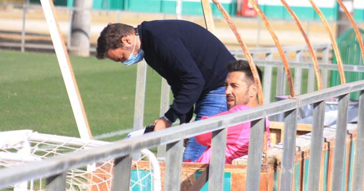 Carls Valverde siguiendo el entrenamiento con Julio Cruz tras retirarse a la banda.