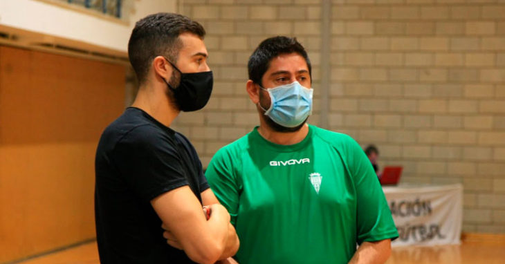 Josan y Saura charlan en un calentamiento del equipo durante la Copa de Andalucía. Foto: Córdoba Patrimonio