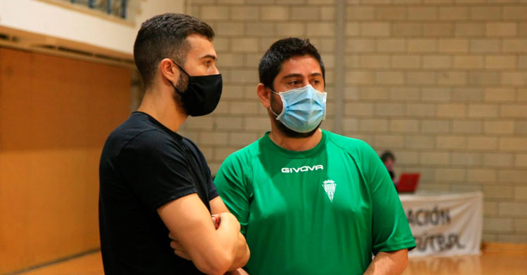 Josan y Saura charlan en un calentamiento del equipo durante la Copa de Andalucía. Foto: Córdoba Patrimonio