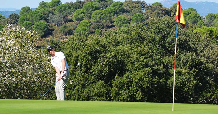Josepa Ortiz abrochando en el último hoyo del recorrido para firmar la mejor vuelta del día con 73 golpes.