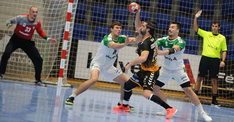 Juan Castro cerrado por dos jugadores del Helvetia Anaitasuna.