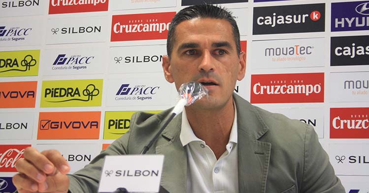 Juanito aclarando en sala de prensa el caso Iván Robles tras la rescisión de su contrato.