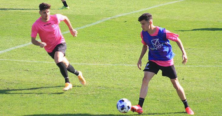 Luismi avanza con el balón ante la llegada de Javi Flores.