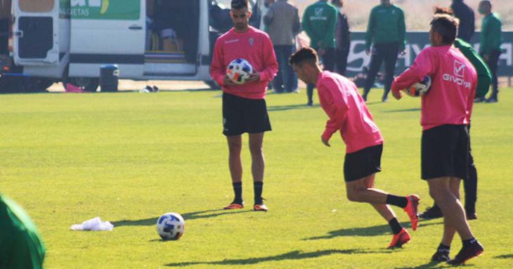 Luismi antes de tirar a puerta con Moutinho y Piovaccari.