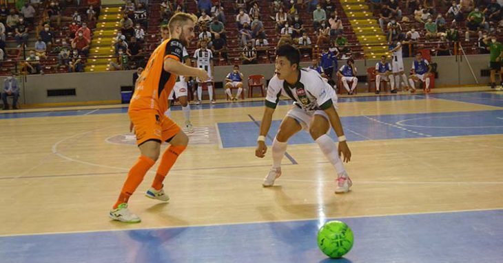 Shimizu intenta cortar el avance de un jugador del Burela.