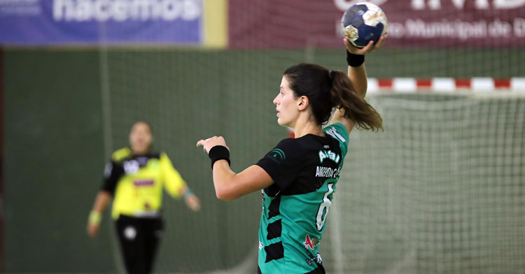 Tina López en un encuentro en La Fuensanta. Foto: Fran Pérez / Balonmano Adesal