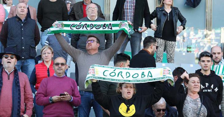 Varios aficionados del Córdoba CF luciendo sus bufandas