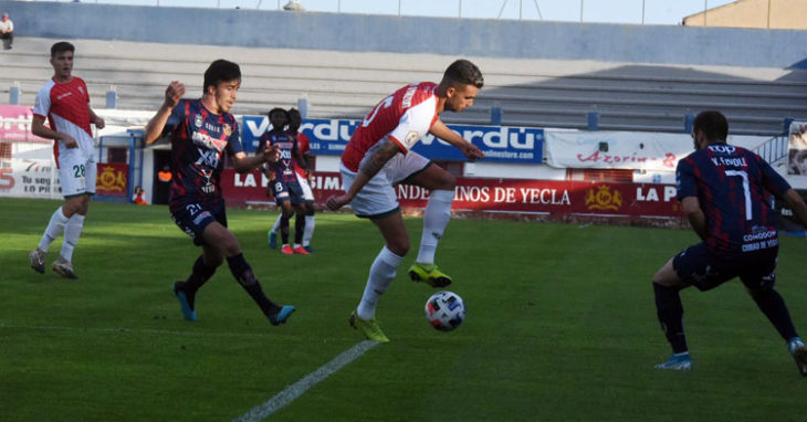 Una jugada de Alain Oyarzun en el Yeclano-Córdoba del domingo. Foto: CCF