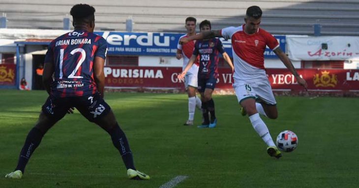 Oyarzun debutó con el Córdoba en Yecla.