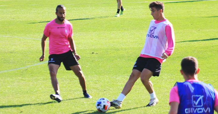 El canterano Alberto del Moral contrala el balón ante Mario Ortiz.