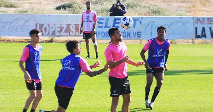 Álex Robles se adelanta a Farrando en busca de un balón dividido.
