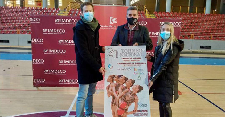 Manuel Torrejimeno y Ana Blasco muestran el cartel de una nueva edición del Torneo Nacional de Gimnasia Rítmica. junto a unos de los miembros de la organización, que se celebrará este fin de semana en Vista Alegre.