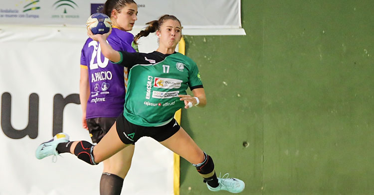 Arabia Peña volando desde el extremo. Foto: Fran Pérez / Balonmano Adesal