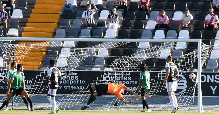 Becerra ve entrar el balón en el tiro de David Concha. Foto: CCF