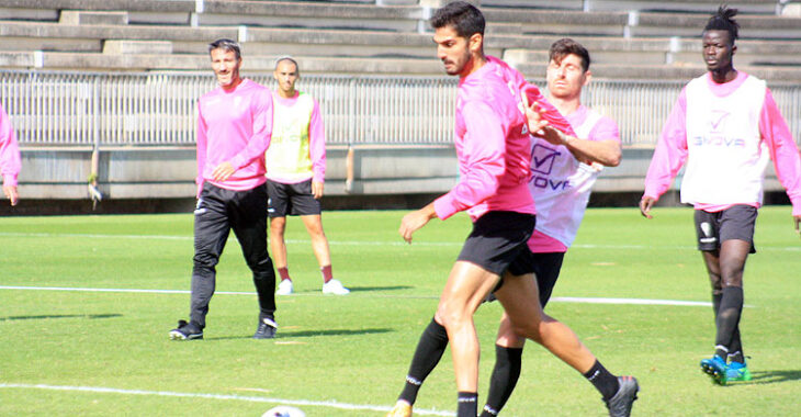 Javi Flores pelea un balón junto a Bernardo Cruz, con Piovaccari y Djetei al fondo.