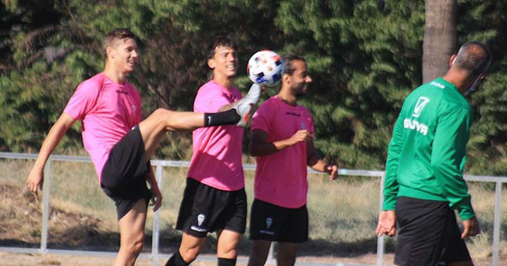 Berto Espeso se gusta ante Manu Farrando y Mario Ortiz con el balón.