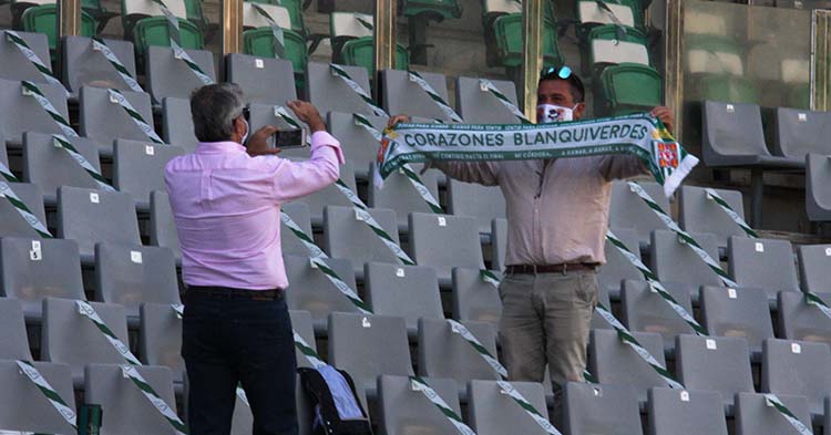 Aficionados del Córdoba el domingo en El Arcángel. Autor: Paco Jiménez
