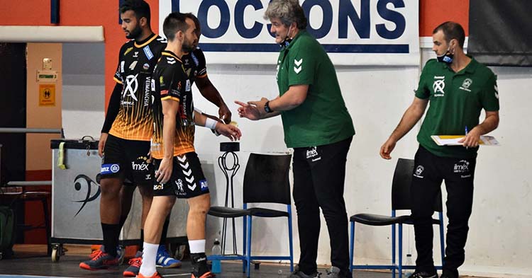 Paco Bustos dando instrucciones a Cuenca en el último partido ante Puerto Sagunto, con Miguel Ángel Moriana a sus espaldas.