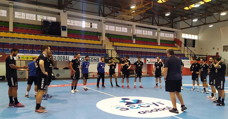 Paco Bustos dirigiéndose a sus hombres durante uno de los últimos entrenamientos de la semana.