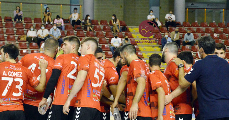 La piña de los jugadores del Cajasur en el partido contra el Trops. Foto: CBM