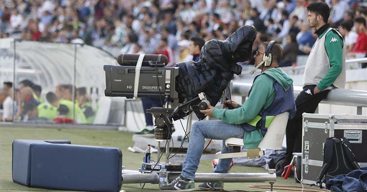 Un cámara de televisión en El Arcángel de la etapa en Segunda A con una buena entrada de público en El Arcángel