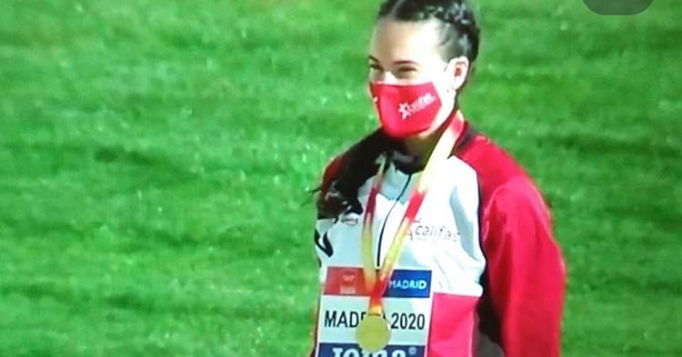Radiante. Carmen Avilés luciendo su oro sub-20 en el podio de Madrid.