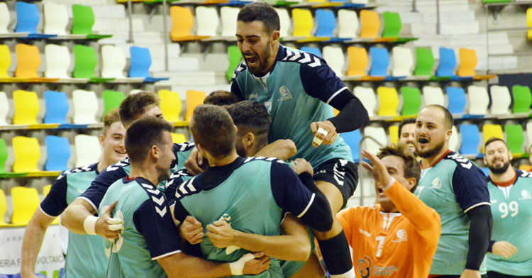 La alegría desbordada en el Cajasur tras el gol de la victoria. Foto: CBM