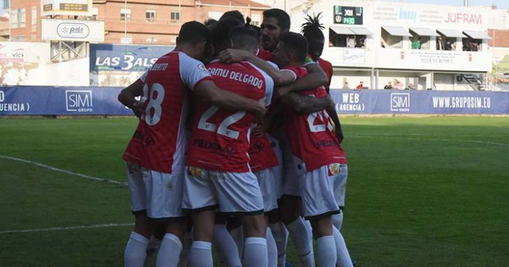 Los jugadores del Córdoba CF forman un piña tras el tercer y definitivo tanto de Willy.