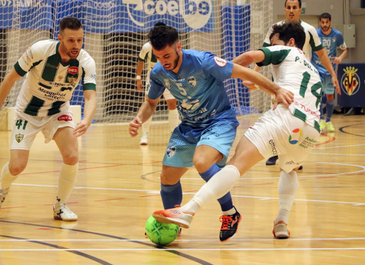 Cordero y Pablo del Moral encimando a un jugador castellonense. Foto: Peñíscola FS