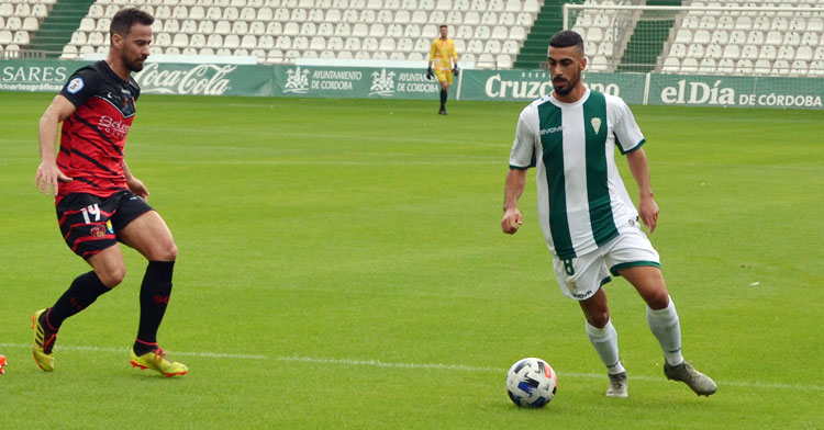 Moyano controla la pelota frente a Manolo Cano. Autor: Javier Olivar
