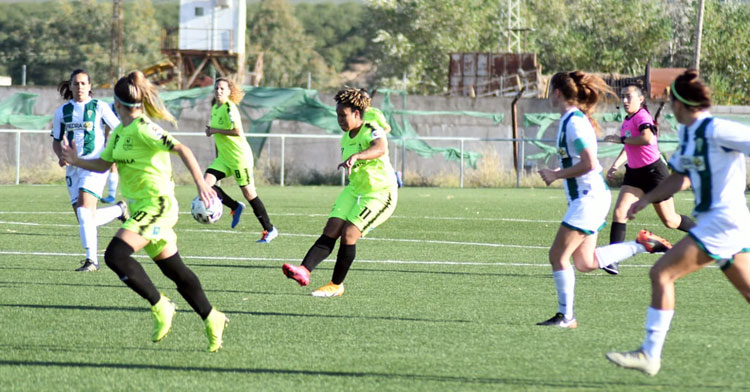 Karla intenta un pase en largo en la Ciudad Deportiva. Foto: Pozoalbense Femenino