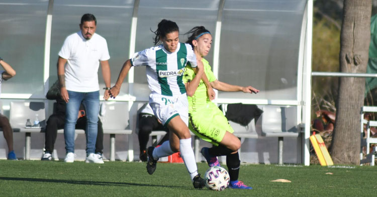 Loba intenta robar la bola a su par. Foto: Pozoalbense Femenino
