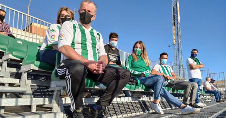 Varios cordobesistas siguiendo al a su equipo en Sanlúcar.