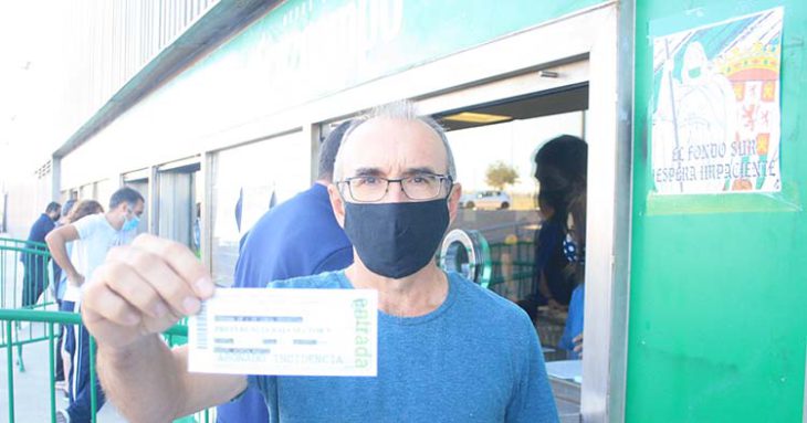 Uno de los muchos cordobesistas que recogieron su entrada desde el martes y que ahora tendrá que esperar al sorteo.