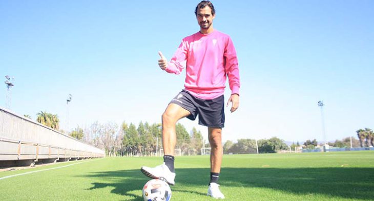 Miguel de las Cuevas muestra su pulgar a la para que pisa el balón.