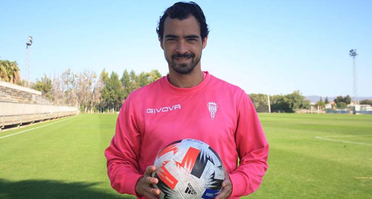 Miguel de las Cuevas posando con el balón para las cámaras de Cordobadeporte.com
