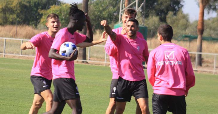 Buen rollo. Álex Robles, Berto Espeso y Alberto del Moral bromean con Momo Djetei en ambiente de cordialidad del plantel blanquiverde previo a su estreno ante el Lorca.