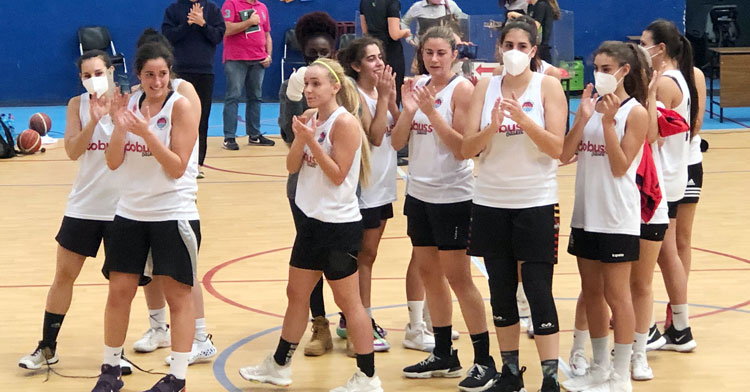 Las jugadoras del Dobuss Córdoba Básket celebrando su triunfo