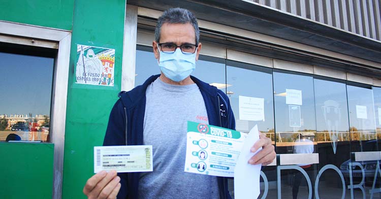 Un veterano cordobesista tras recoger su entrada para el partido del Lorca, del que aún se desconoce el aforo permitido.