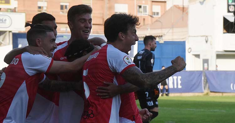 Manu Farrando celebrando junto a Alberto del Moral el gol de Mario Ortiz.
